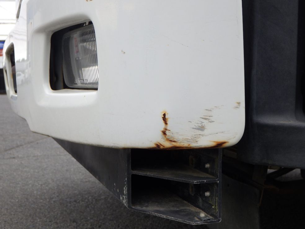 フロントバンパーの助手席側にキズ・サビ・ヘコミがあります。|いすゞ フォワード 2RG-FRR90S2(2WD)の写真23