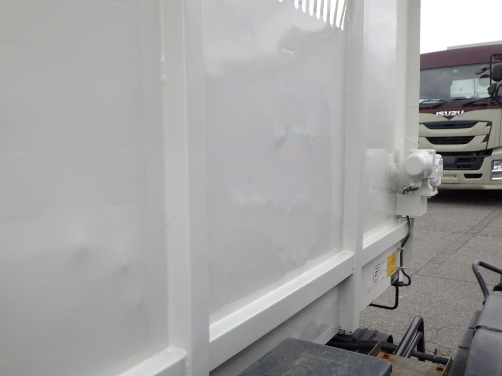 プロテクター前面に凸があります。|いすゞ フォワード 2RG-FRR90S2(2WD)の写真25