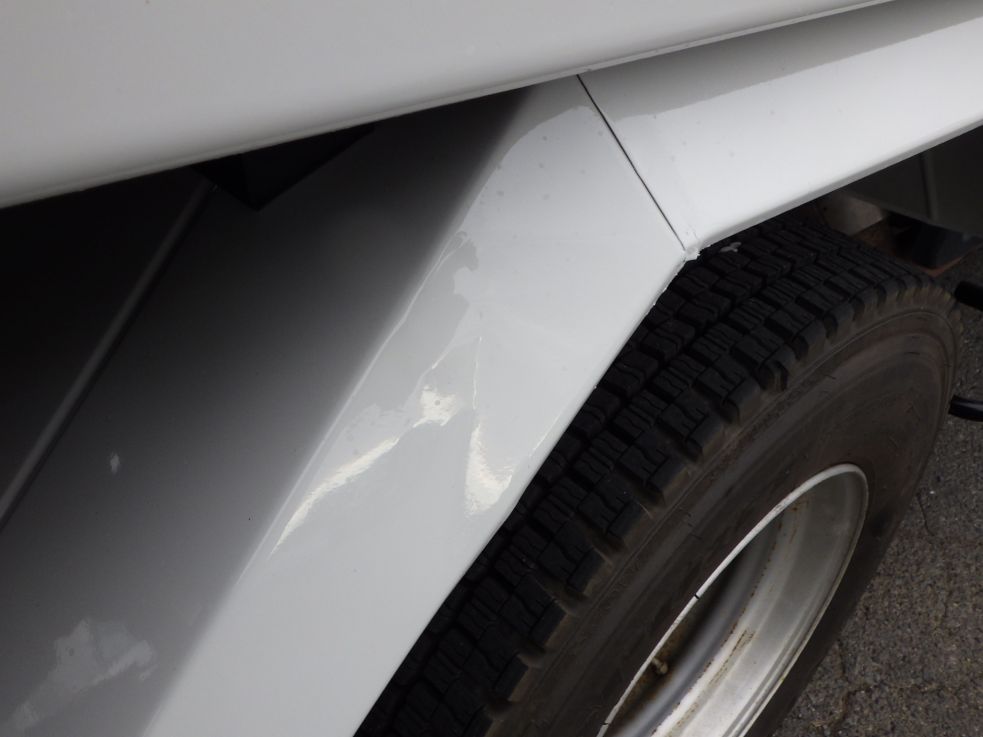 左右のリヤフェンダーにヘコミがあります。|いすゞ フォワード 2RG-FRR90S2(2WD)の写真28
