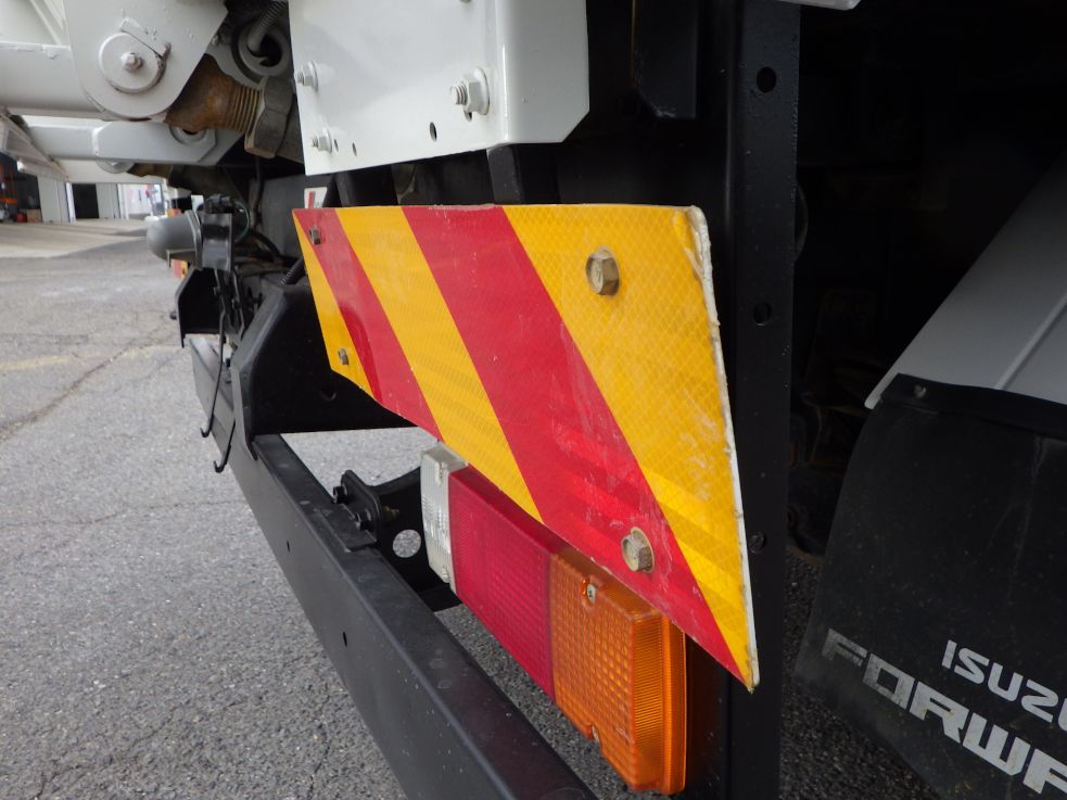 左右の反射板ブラケットに曲がりがあります。|いすゞ フォワード 2RG-FRR90S2(2WD)の写真33