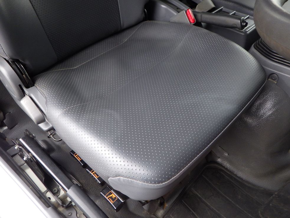 運転席座面にヘタリがあります。|いすゞ フォワード 2RG-FRR90S2(2WD)の写真35