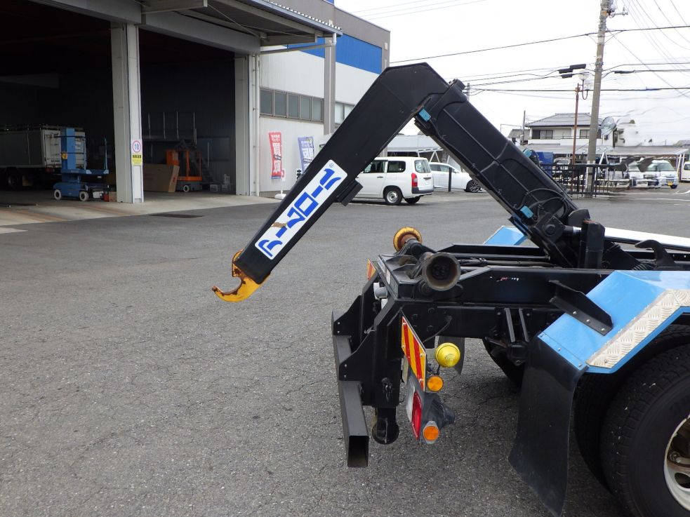 リヤジャッキは手動式です。|UDトラックス コンドル 2RG-BRR90S2(2WD)の写真9