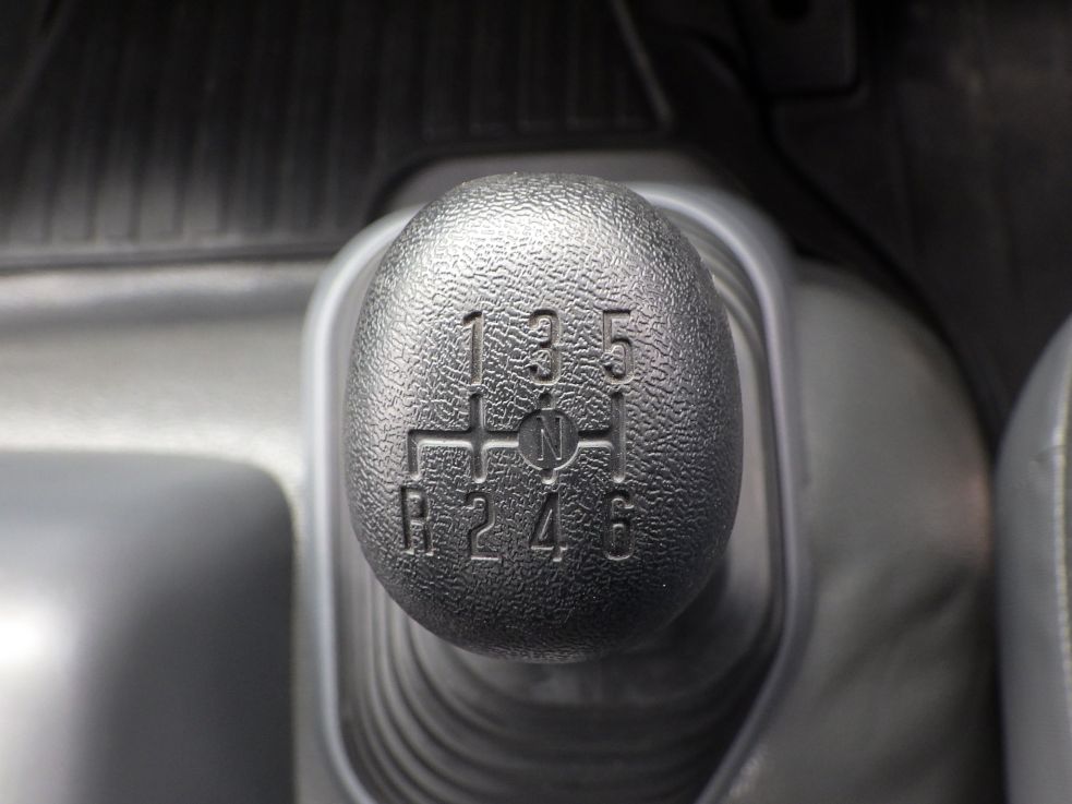 MT６速です。|UDトラックス コンドル 2RG-BRR90S2(2WD)の写真16