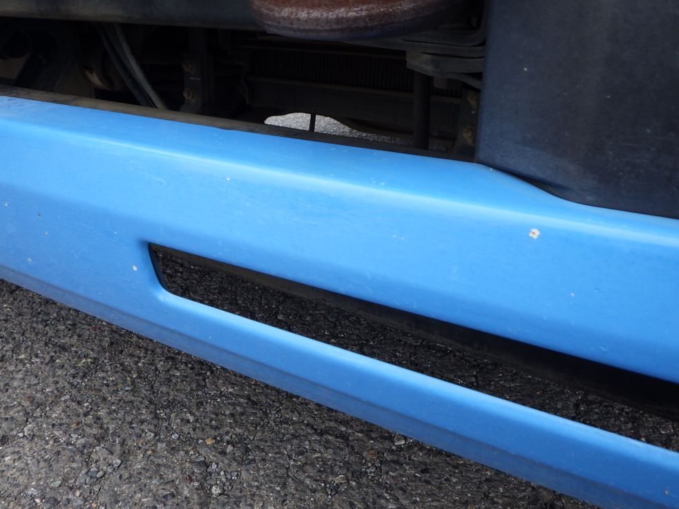 フロントバンパーに飛び石キズがあります。|UDトラックス コンドル 2RG-BRR90S2(2WD)の写真21