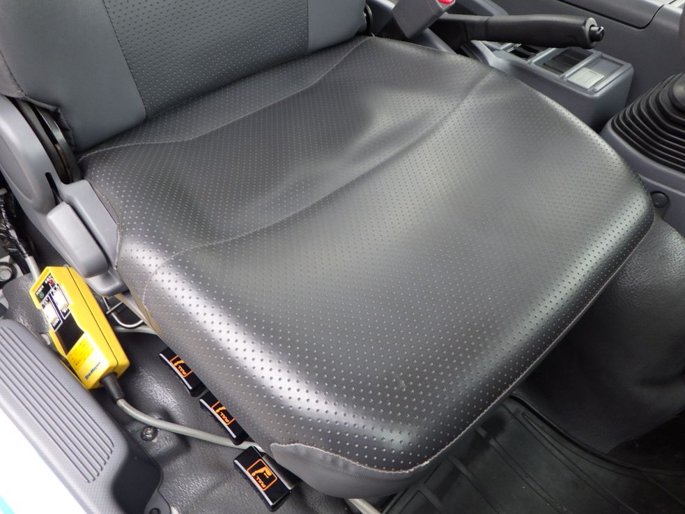 運転席座面にヘタリがあります。|UDトラックス コンドル 2RG-BRR90S2(2WD)の写真25