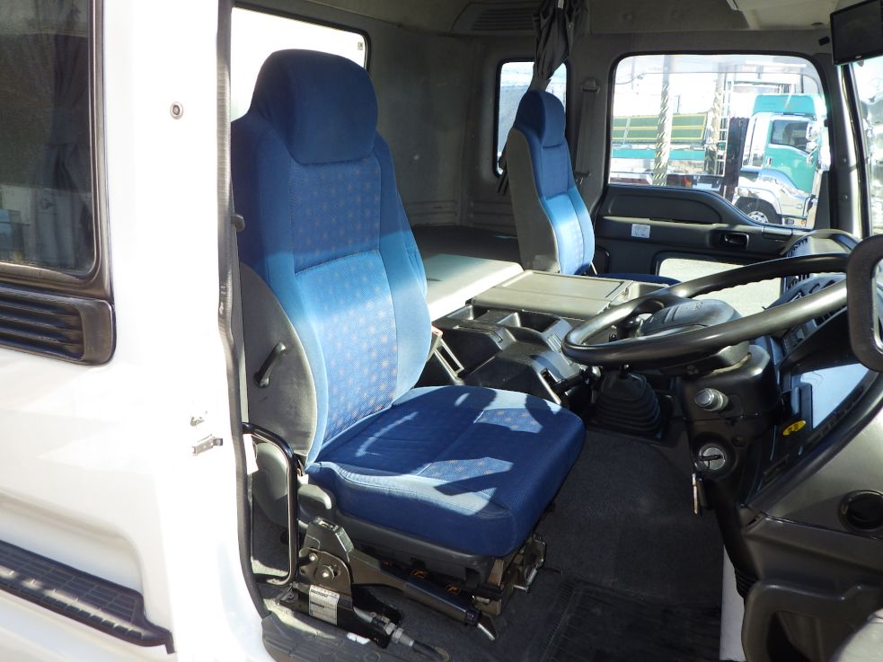 乗車定員は２名です。|いすゞ ギガ QKG-CXZ77ATの写真6