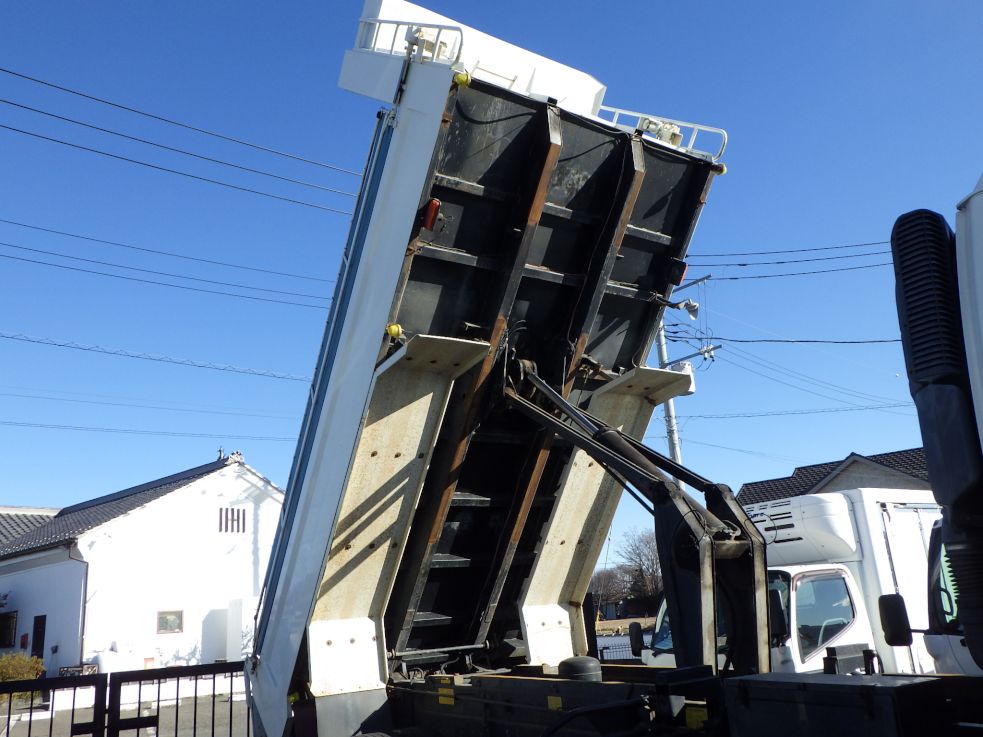 ボディー裏側の状態です。|いすゞ ギガ QKG-CXZ77ATの写真9