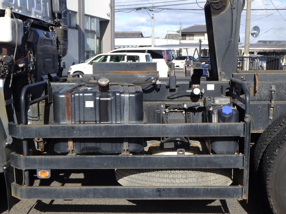 燃料タンクは２００Lです。|いすゞ ギガ QKG-CXZ77ATの写真15