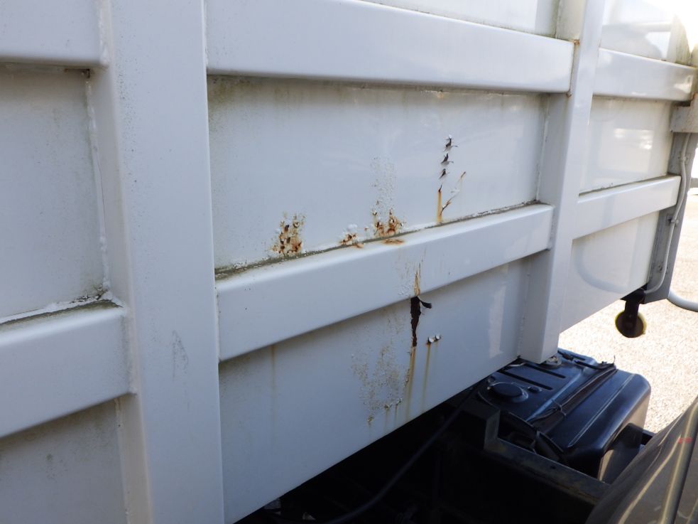 プロテクター前面にサビ・凸があります。|いすゞ ギガ QKG-CXZ77ATの写真22