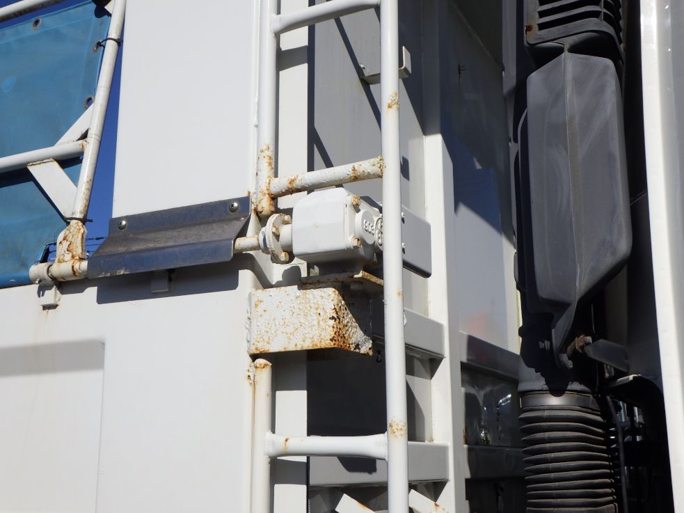 左右のハシゴ・モーター周りにサビがあります。|いすゞ ギガ QKG-CXZ77ATの写真23