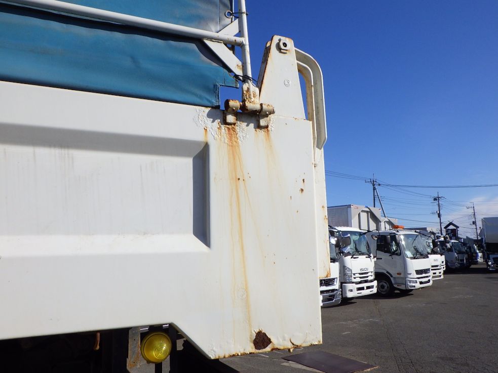 ボディー後方の両サイドにサビ・塗装の浮きがあります。|いすゞ ギガ QKG-CXZ77ATの写真25