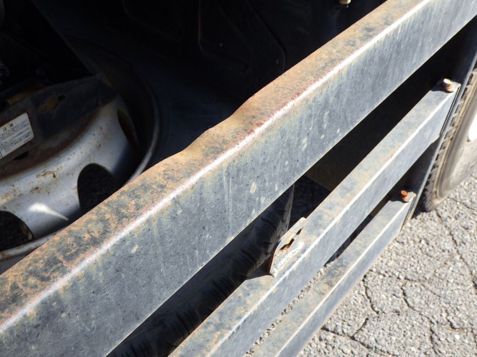 助手席側サイドバンパーにキズ・サビ・曲がりがあります。|いすゞ ギガ QKG-CXZ77ATの写真28