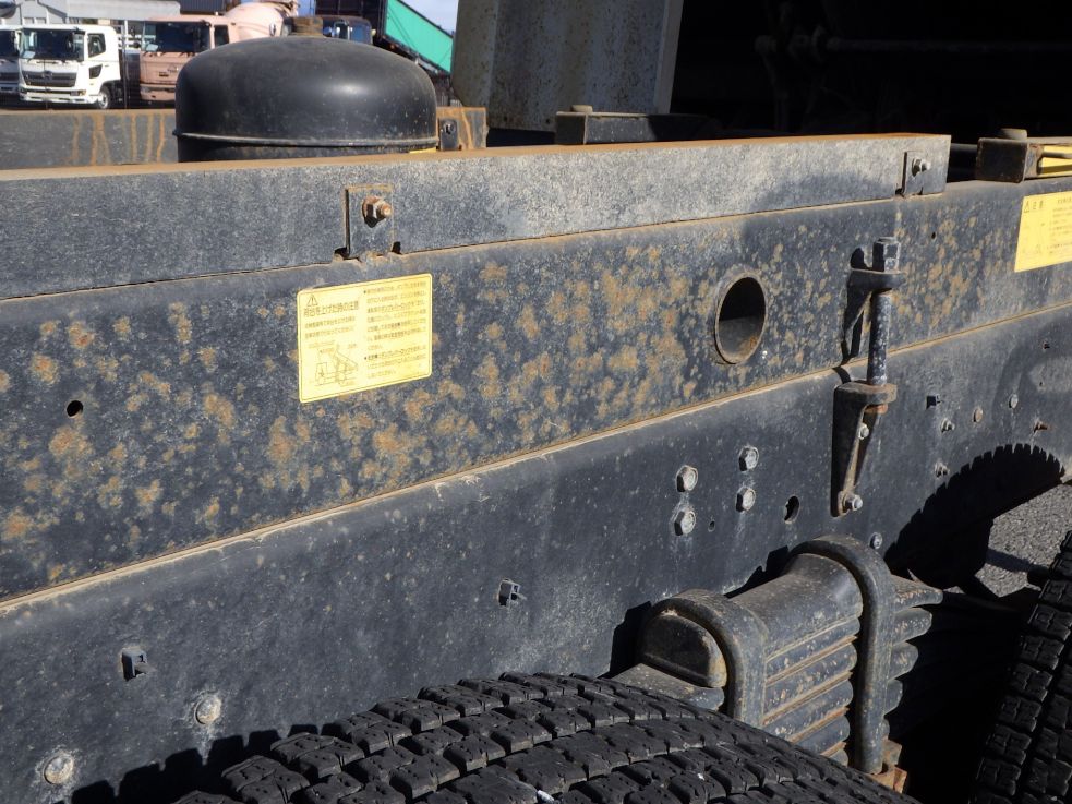 サブフレームにサビがあります。|いすゞ ギガ QKG-CXZ77ATの写真31