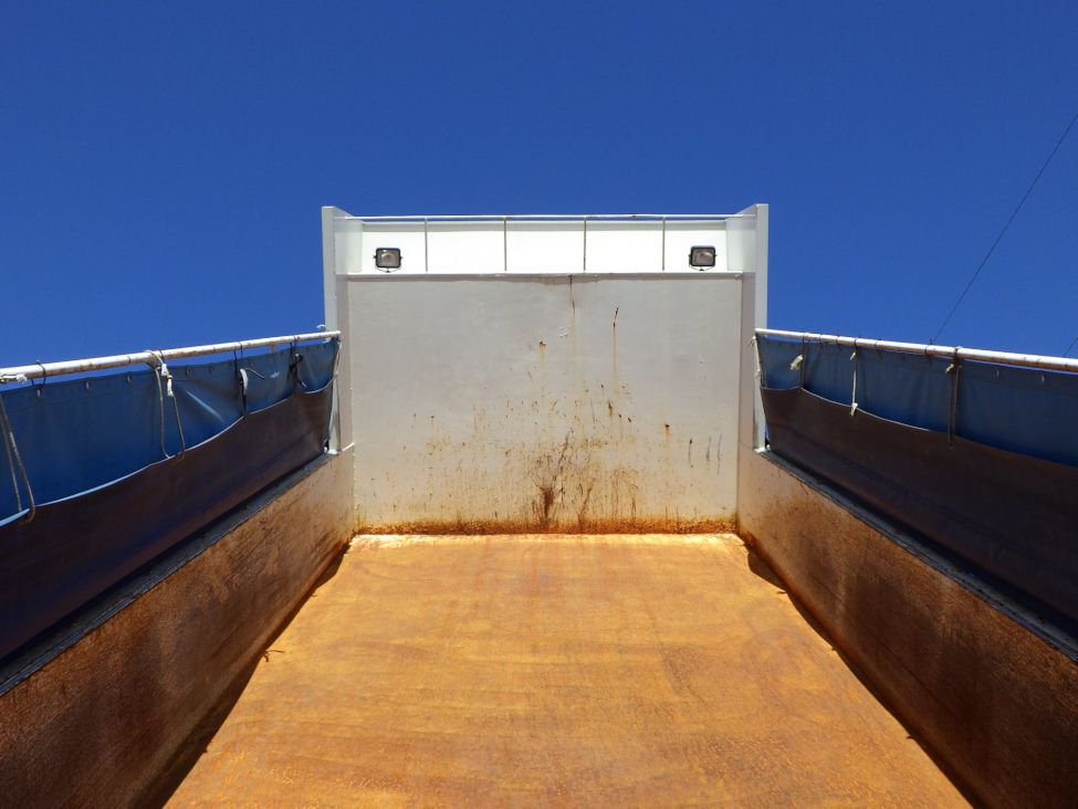 荷台内側にキズ・サビ・ヘコミがあります。|いすゞ ギガ QKG-CXZ77ATの写真32