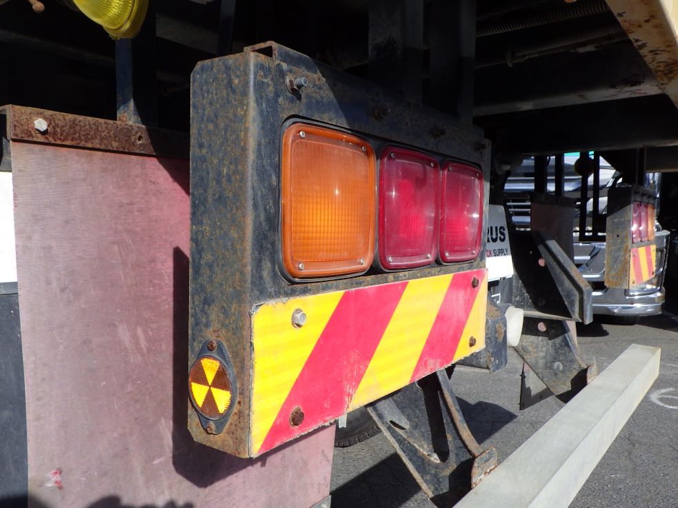 左右のテールブラケットにサビがあります。|いすゞ ギガ QKG-CXZ77ATの写真35