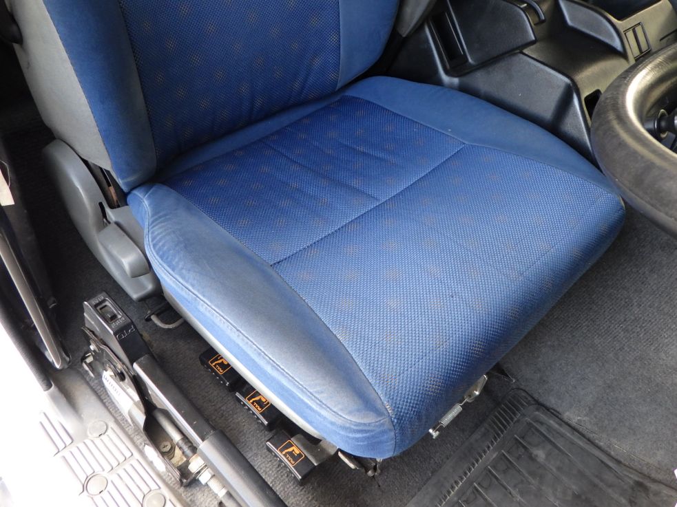 運転席座面にヘタリがあります。|いすゞ ギガ QKG-CXZ77ATの写真38