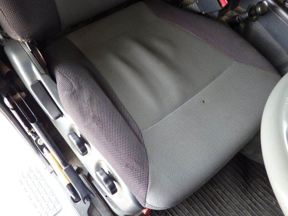 運転席座面にヘタリがあります。|三菱 スーパーグレート QKG-FV50VXの写真36