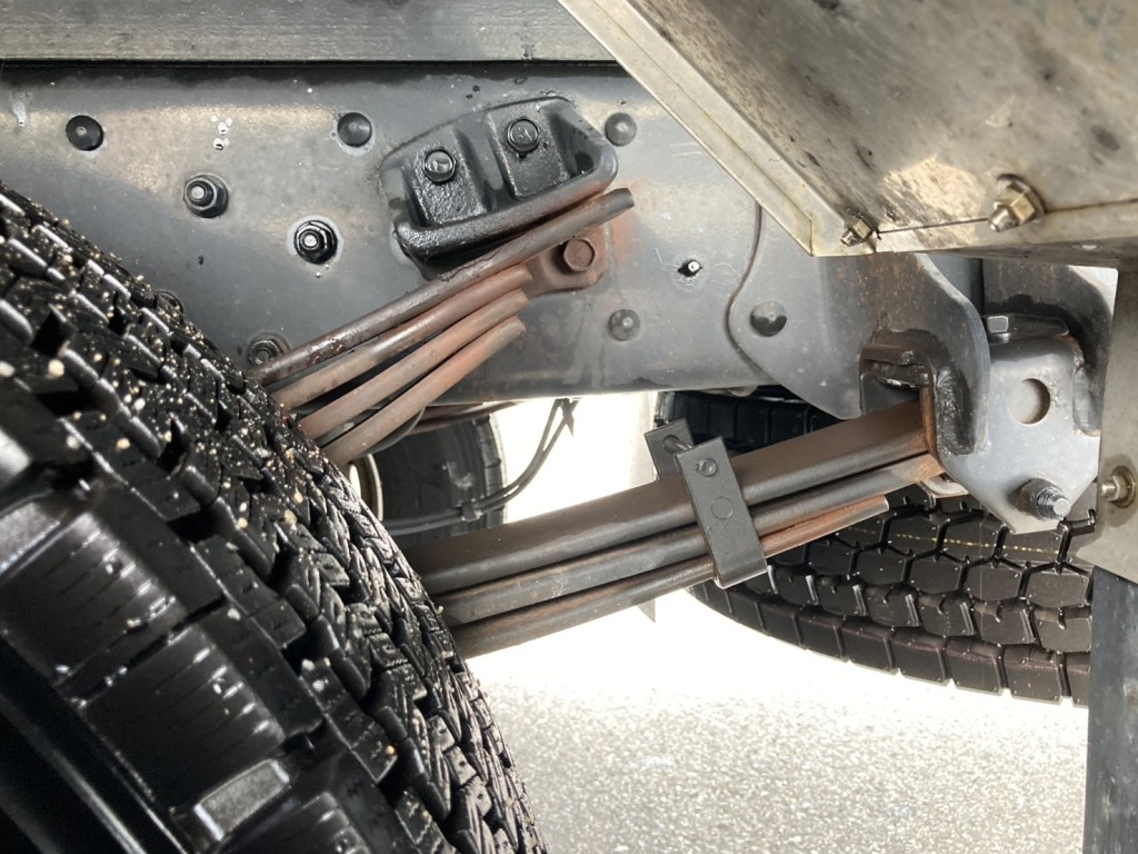 シャーシとスプリングの状態です。|日野 レンジャー 2KG-FD2ABA(2WD)の写真6