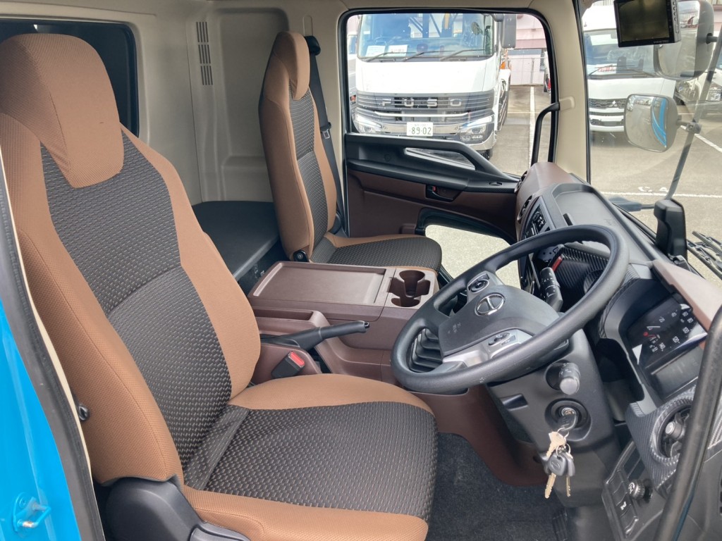 車内です。|日野 レンジャー 2KG-FD2ABA(2WD)の写真12