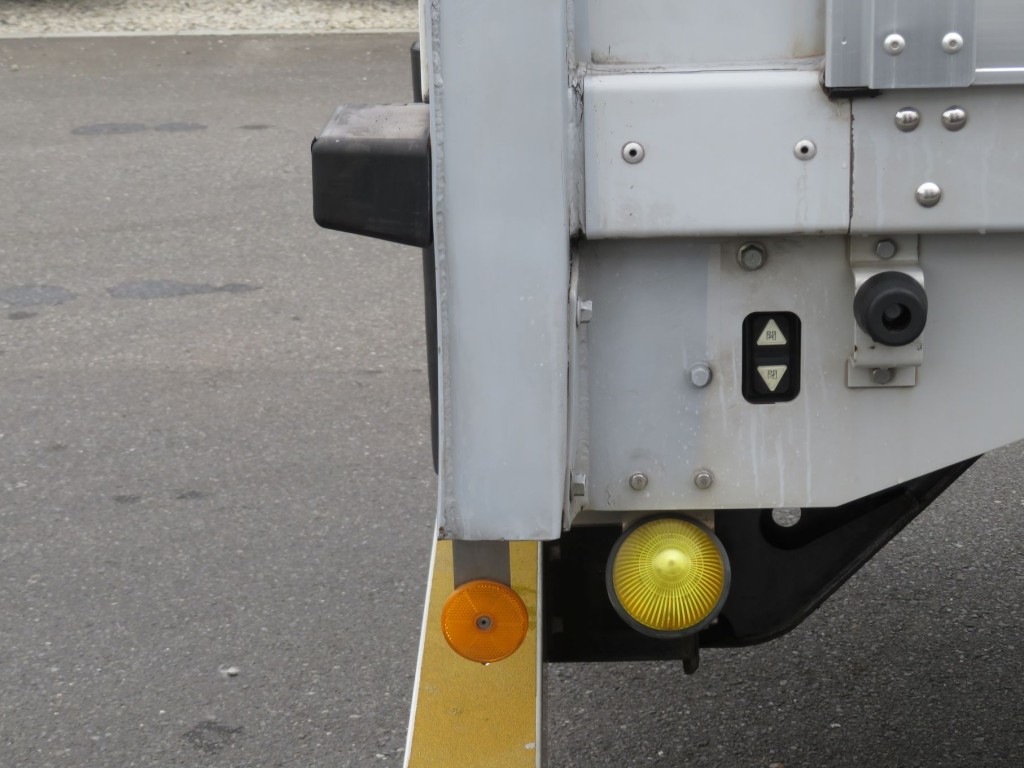 門口ポスト運転席側下部に曲がりがあります。|いすゞ ギガ 2PG-CYL77Cの写真17