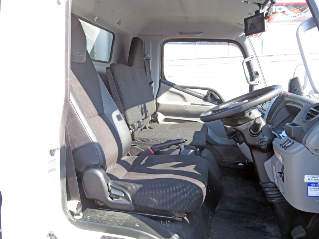 乗車定員は3名です。|三菱 キャンター 2PG-FEB80(2WD)の写真6