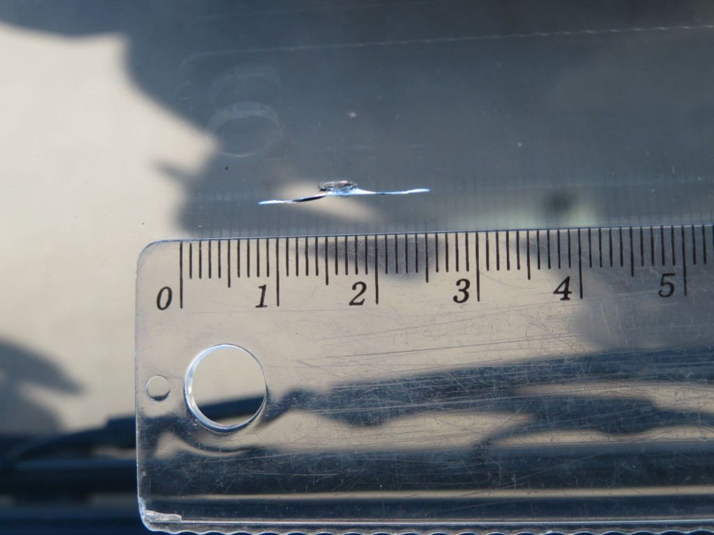 フロントガラス中央下部に飛び石跡があります。|三菱 キャンター 2PG-FEB80(2WD)の写真12