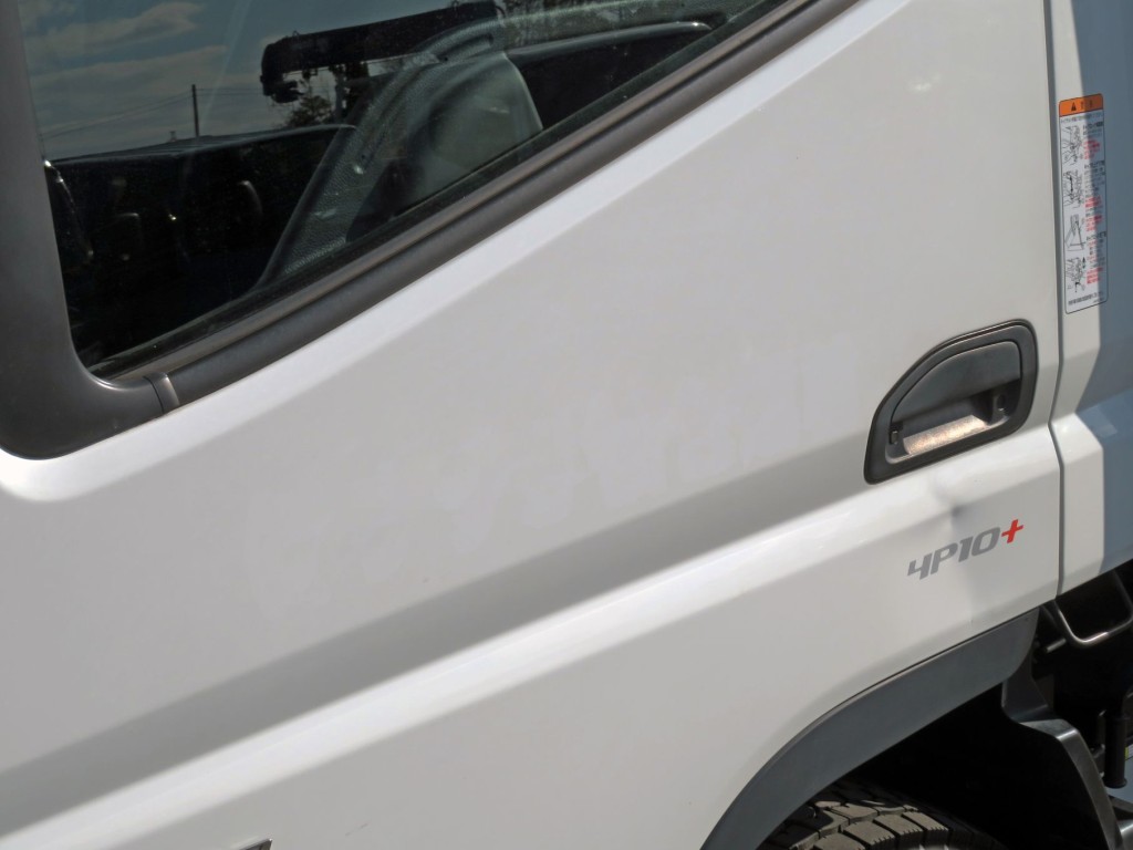 助手席ドアに看板日焼け跡があります。|三菱 キャンター 2PG-FEB80(2WD)の写真13