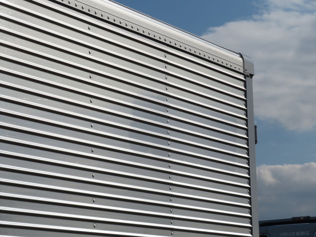 助手席側コルゲートに看板日焼け跡があります。|三菱 キャンター 2PG-FEB80(2WD)の写真17