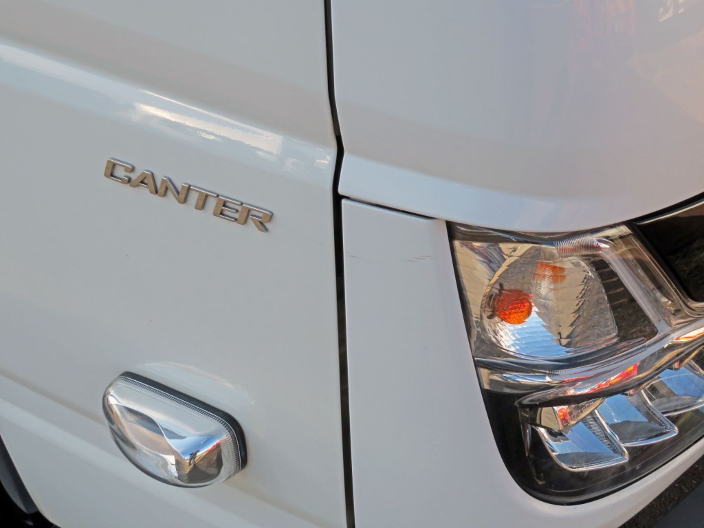 運転席側ヘッドライト脇のカバーにキズがあります。|三菱 キャンター 2PG-FEB80(2WD)の写真27