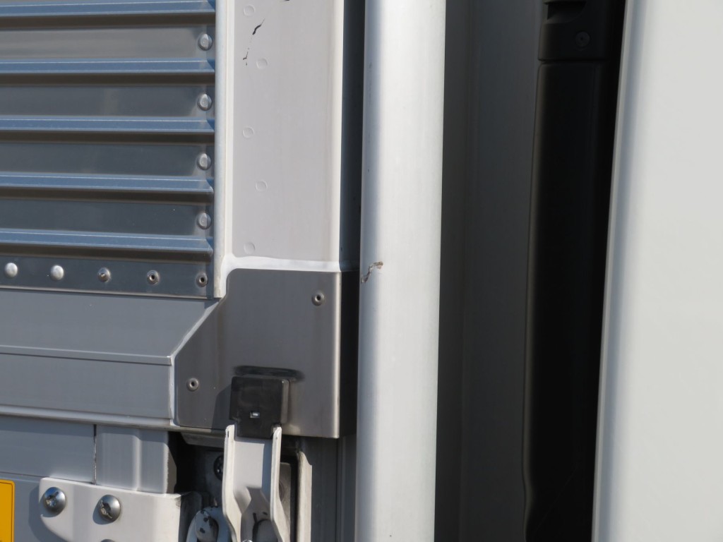 運転席側コーナーカバーにキズがあります。|三菱 キャンター 2PG-FEB80(2WD)の写真29