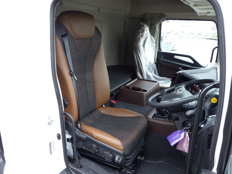 乗車定員は２名です。|日野 プロフィア 2DG-FW1AHCの写真6