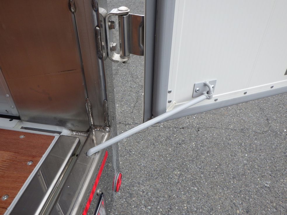 リヤ扉のストッパー付です。|日野 プロフィア 2DG-FW1AHCの写真15