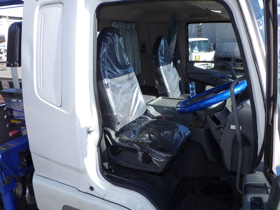 乗車定員は2名です。|三菱 ファイター PDG-FK61Fの写真6