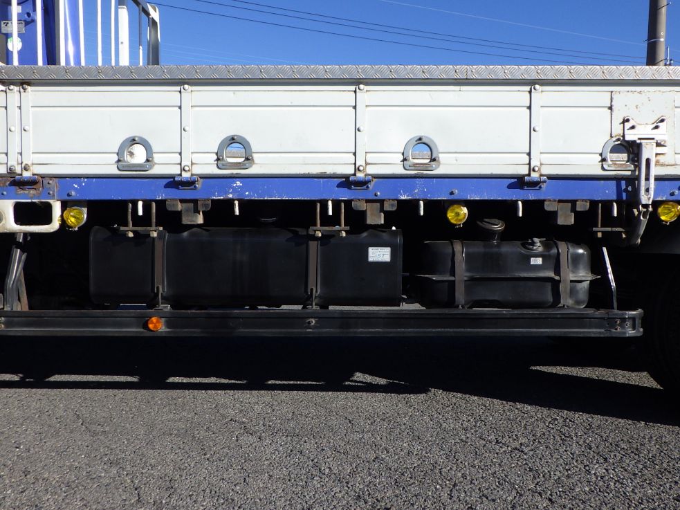 燃料タンクは100L✕200Lです。|三菱 ファイター PDG-FK61Fの写真17