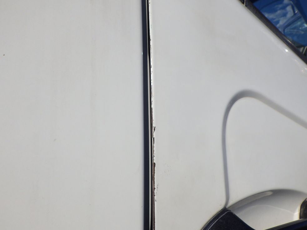 運転席側ドアにキズがあります。(助手席側にもあります)|三菱 ファイター PDG-FK61Fの写真22