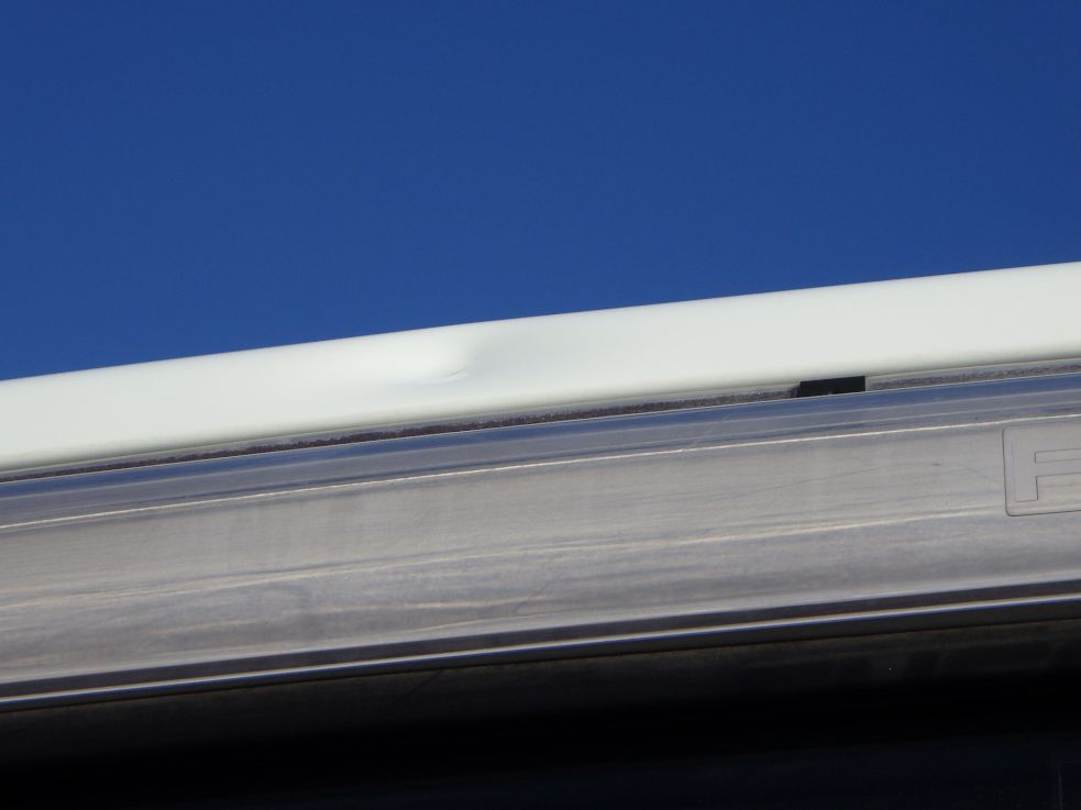 ルーフの助手席側にヘコミがあります。|三菱 ファイター PDG-FK61Fの写真23