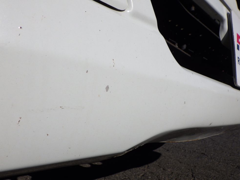 フロントバンパーに飛び石キズがあります。|三菱 ファイター PDG-FK61Fの写真29