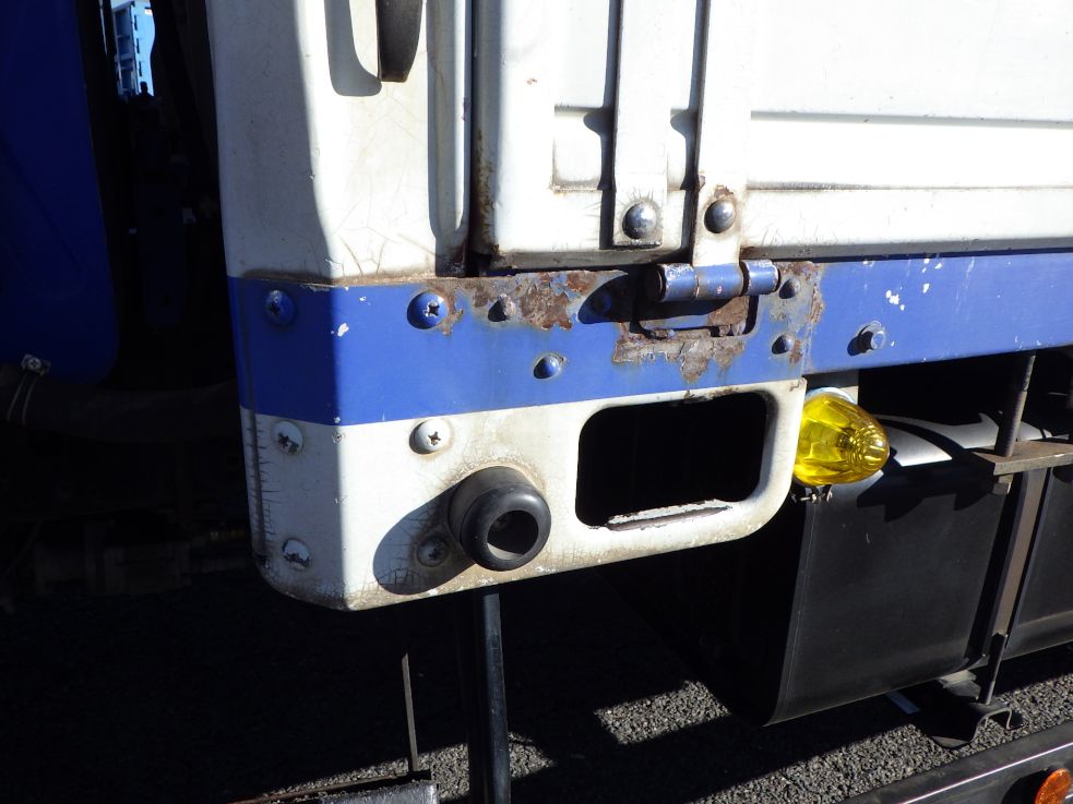 ボディー前方の助手席側にキズ・サビがあります。|三菱 ファイター PDG-FK61Fの写真32