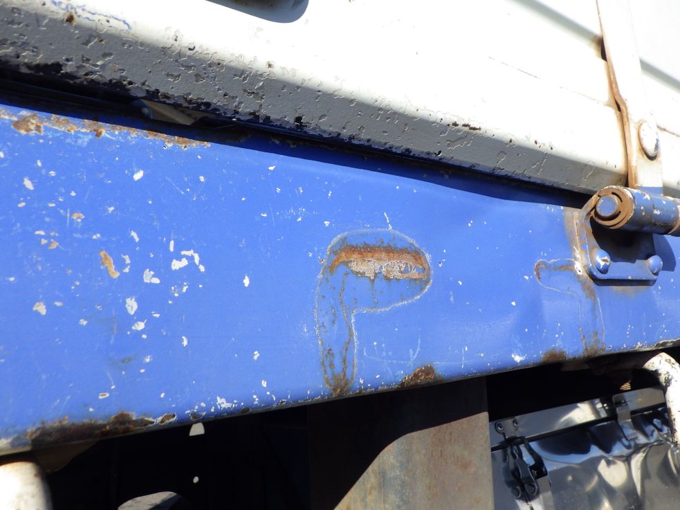 左右のサイドレールにキズ・サビがあります。|三菱 ファイター PDG-FK61Fの写真34