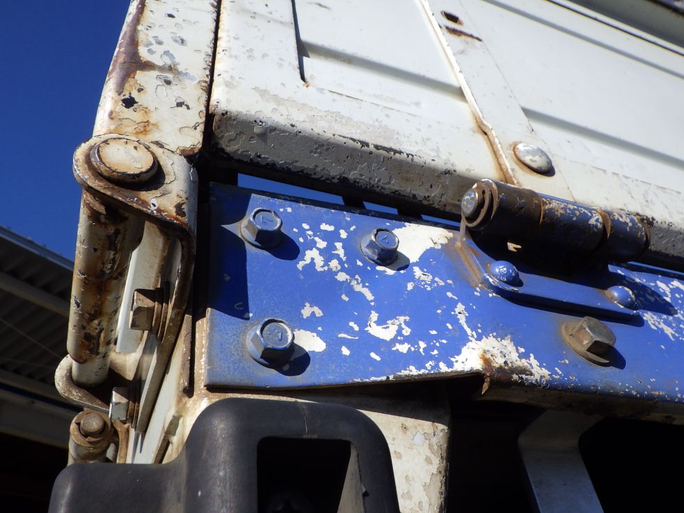 サイドレール後方の運転席側に曲がり・キズがあります。|三菱 ファイター PDG-FK61Fの写真35