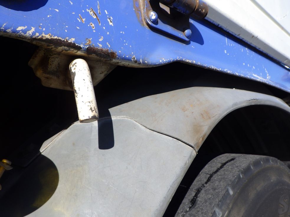 左右のリヤフェンダーに割れがあります。|三菱 ファイター PDG-FK61Fの写真36