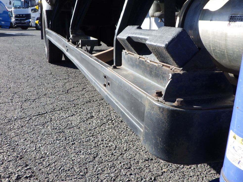 左右のサイドバンパーに曲がりがあります。|三菱 ファイター PDG-FK61Fの写真37