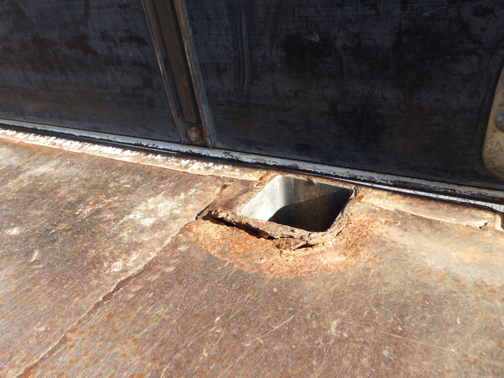 床スタンション取り付け部にキレツ・補修跡があります。|三菱 ファイター PDG-FK61Fの写真43