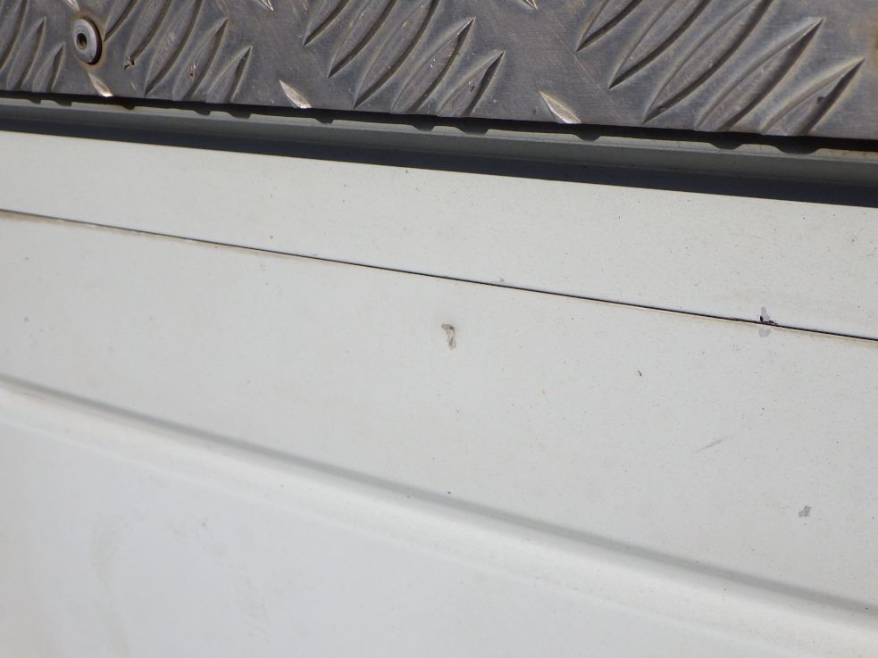 リヤアオリにキズ・ヘコミがあります。|三菱 ファイター PDG-FK61Fの写真44