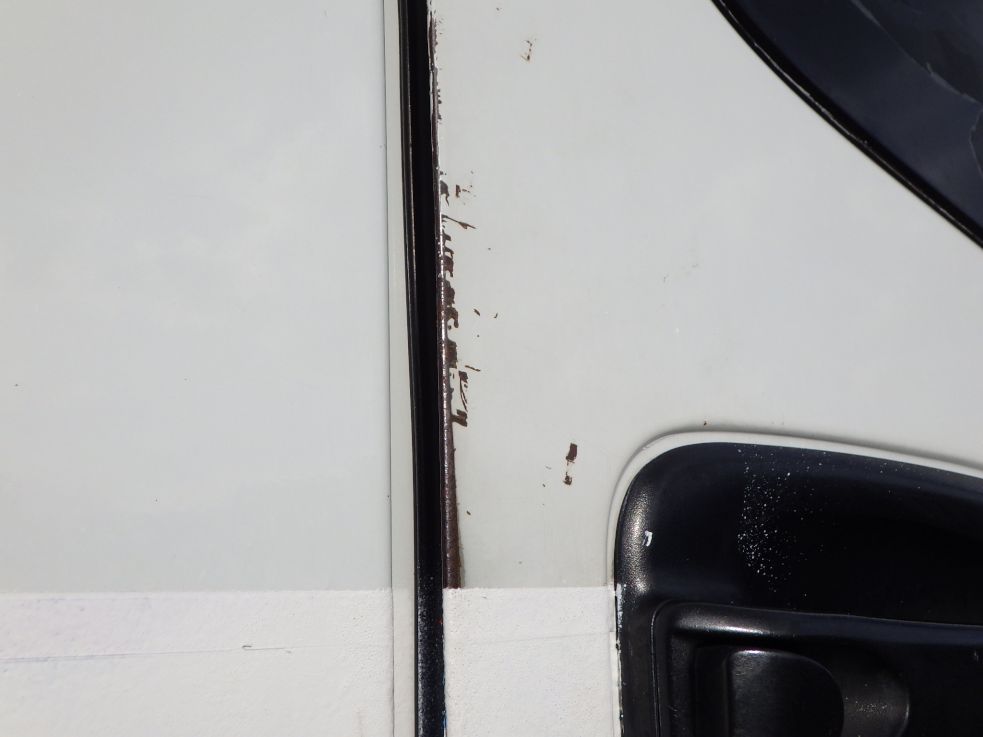 運転席側ドアにキズ・サビがあります。（助手席側にもあります）|いすゞ フォワード KL-FSR33K4Rの写真27