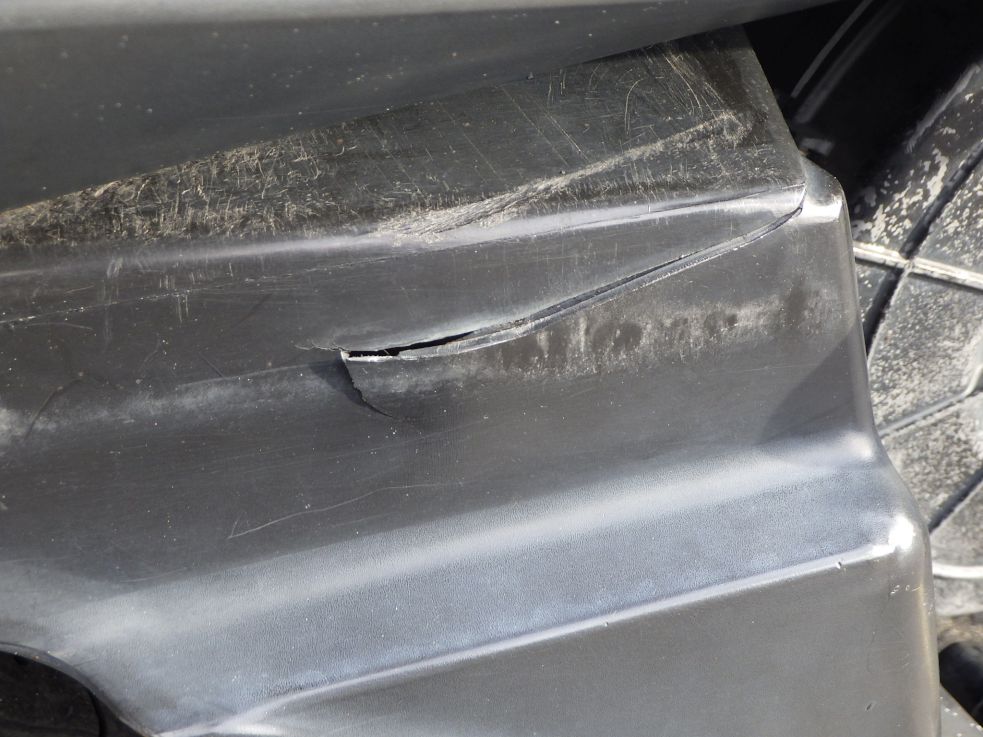 助手席側ドロヨケに割れがあります。|いすゞ フォワード KL-FSR33K4Rの写真29