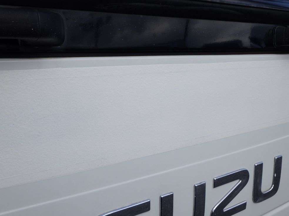 フロントパネルに塗装跡があります。|いすゞ フォワード KL-FSR33K4Rの写真30