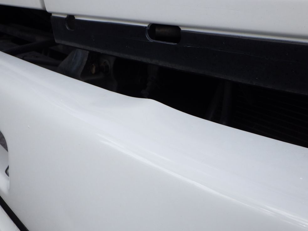 フロントバンパーの助手席側に曲がりがあります。|いすゞ フォワード KL-FSR33K4Rの写真32