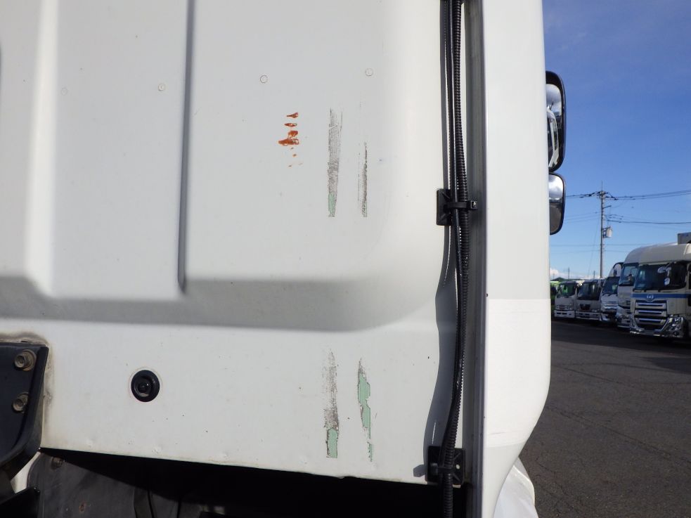 キャブ後方にキズがあります。|いすゞ フォワード KL-FSR33K4Rの写真39