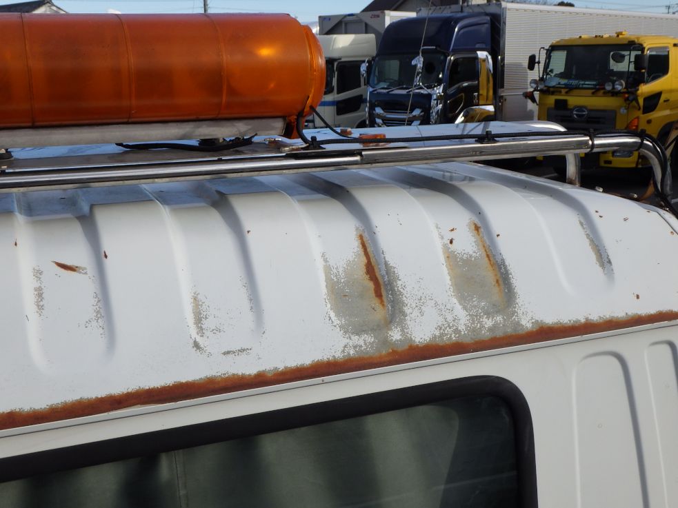 キャブ後方にサビがあります。|いすゞ フォワード KL-FSR33K4Rの写真40